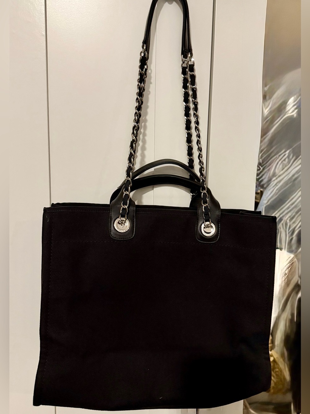 Stylish Black Women’s Tote Bag with Chain Strap